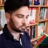 Isaac López leyendo su libro Inventario de la desesperanza 