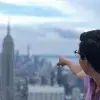 Joven apuntando a Wall Street 