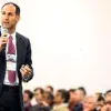 José Ángel García Elizondo dando una plática