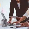 pareja-trabajando-junto-a-laptop