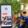 Teléfono móvil con cuenta TikTok del Tecnológico de Monterrey y Teus de fondo