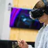 Chico pintando en caballete mientras utiliza lentes de realidad virtual