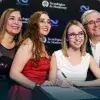 ¡A firmar el título!