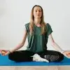 mujer haciendo poses de meditación
