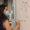 karla-munguia-resolviendo-un-problema-en-un-pizarron