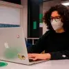 mariana trabajando en presentacion sobre inclusion