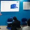 Alumno Tec  exponiendo en General Motors