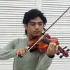 Emiliano tocando el violín