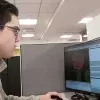 Alumno frente a computadora