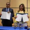 Directores del Tec y SEISA con los documentos firmados