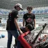 Alumnos de PrepaTec manejando un robot en el Primer Festival de Ciencia y Tecnología del municipio de Guadalupe