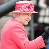 La reina Isabel saluda y sonríe en el Palacio de Buckinham