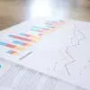 Prácticas financieras en empresa Londinense, hoja con gráficos