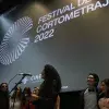 Estudiantes aceptan su premio durante el festival