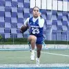 Diana Flores corre con el ovoide en  una práctica de tocho bandera