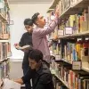 alumnos de ingenieria investigando en biblioteca para su proyecto