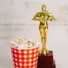 Estatuilla de los premios Óscar 2023 sobre una mesa