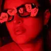 Mujer mirando con lentes en iluminación roja.