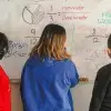 Llevan la emoción de la robótica con clases para niños de primaria 