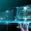 Computadora con imagen conceptual de almacenamiento en la nube