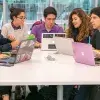 Alumnos y alumnas del Tec de Monterrey trabajando en sus computadoras