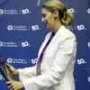 Claudia Ordaz observando su reconocimiento.