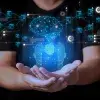 Joven con manos extendidas, de las cuales emanan iconos y gráficos tipo holograma, para conceptualizar la creación de apps con inteligencia artificial