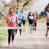 Grupo de corredores llegando a la meta de un maratón