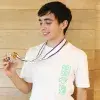 Eric Ransom sosteniendo su medalla de plata obtenida en la Olimpiada Internacional de Matemáticas.