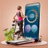 Mujer joven haciendo ejercicio en una caminadora, con un celular gigante frente a ella que muestra su rendimiento