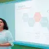 Mentora guiando a un equipo en sesiones de innovación