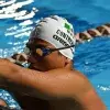 Luis Contreras preparándose para salir en una competencia de natación