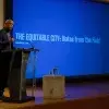 Maurice Cox durante su presentación en el Museo MARCO