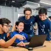 Equipo ganador viendo el prototipo