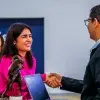 Candidata a graduar  de tec tampico saludando a un reclutadores