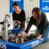 Integrantes de Blue Ignition con robot para FIRST