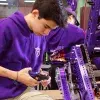 Alumno trabajando en el taller de robótica de Overture 7421.
