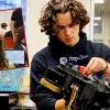 Integrante de Botbusters trabajando en el robot rumbo a FIRST Robotics Competition.