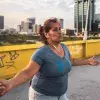 Lety Hinojosa bailando música colombiana en el puente de San Luisito.