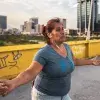 Lety Hinojosa bailando música colombiana en el puente de San Luisito.