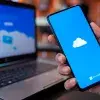 Celular y computadora con el logo de la herramienta OneDrive