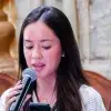 Regina Gutiérrez recitando poema en recinto