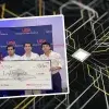 Alumnos del Tec e integrantes de EpyDiagnosis posan con su premio del UTSA.