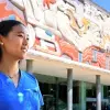 Cecilia Lee frente al edificio de Rectoría, en campus Monterrey.