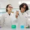 Alumnas del Tec trabajan sobre su proyecto de iGEM en el laboratorio del campus Monterrey.