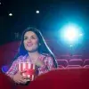 Persona viendo una película