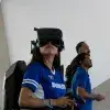 Alumna de negocios prueba laboratorio de realidad virtual