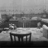 Escena en blanco y negro del cortometraje Arsenè Lupus donde el personaje principal se enfrenta a un lobo.