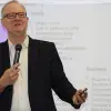 Dialoga experto mundial en empresas familiares con estudiantes