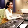 Alexa Castillo en el estudio de la carrera de Tecnología y Producción Musical del Tec.